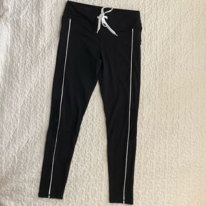 Perfect Mono b leggings with side piping & mesh